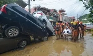 Người dân Philippines chật vật trong biển nước